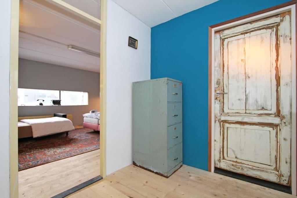 Warehouse In Spacious Industrial Workshop Appartement *