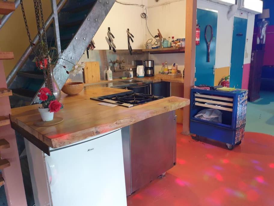 Warehouse In Spacious Industrial Workshop Appartement *